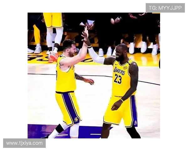 NBA最新动态：詹姆斯领衔湖人迎战勇士 赛季前瞻与球队调整解析